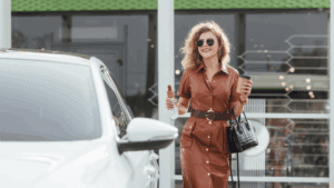 Person geht zu ihrem Auto