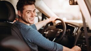 Autofahrer im Fahrzeug Innenraum