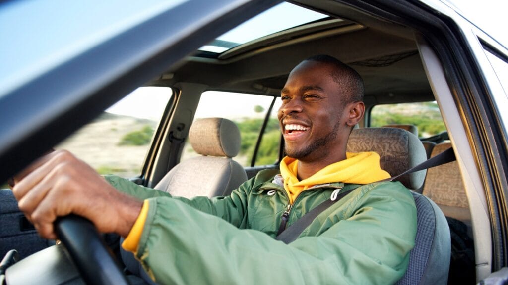 Autofahrer in offenem Auto